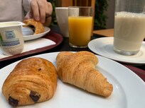 牛乳はおいてなかったような、豆乳を準備してくれてテーブルまで持ってきてくれた。
