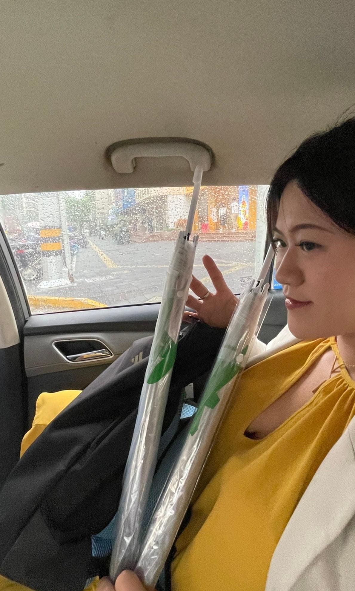 協助境外旅客叫車還送貼心傘❤️