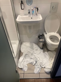 Toalhas sujas pelo chão