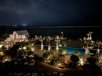 호텔 룸에서 내려다 본 수영장 및 바다