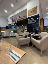 El bar y el restaurante están de muy buen nivel