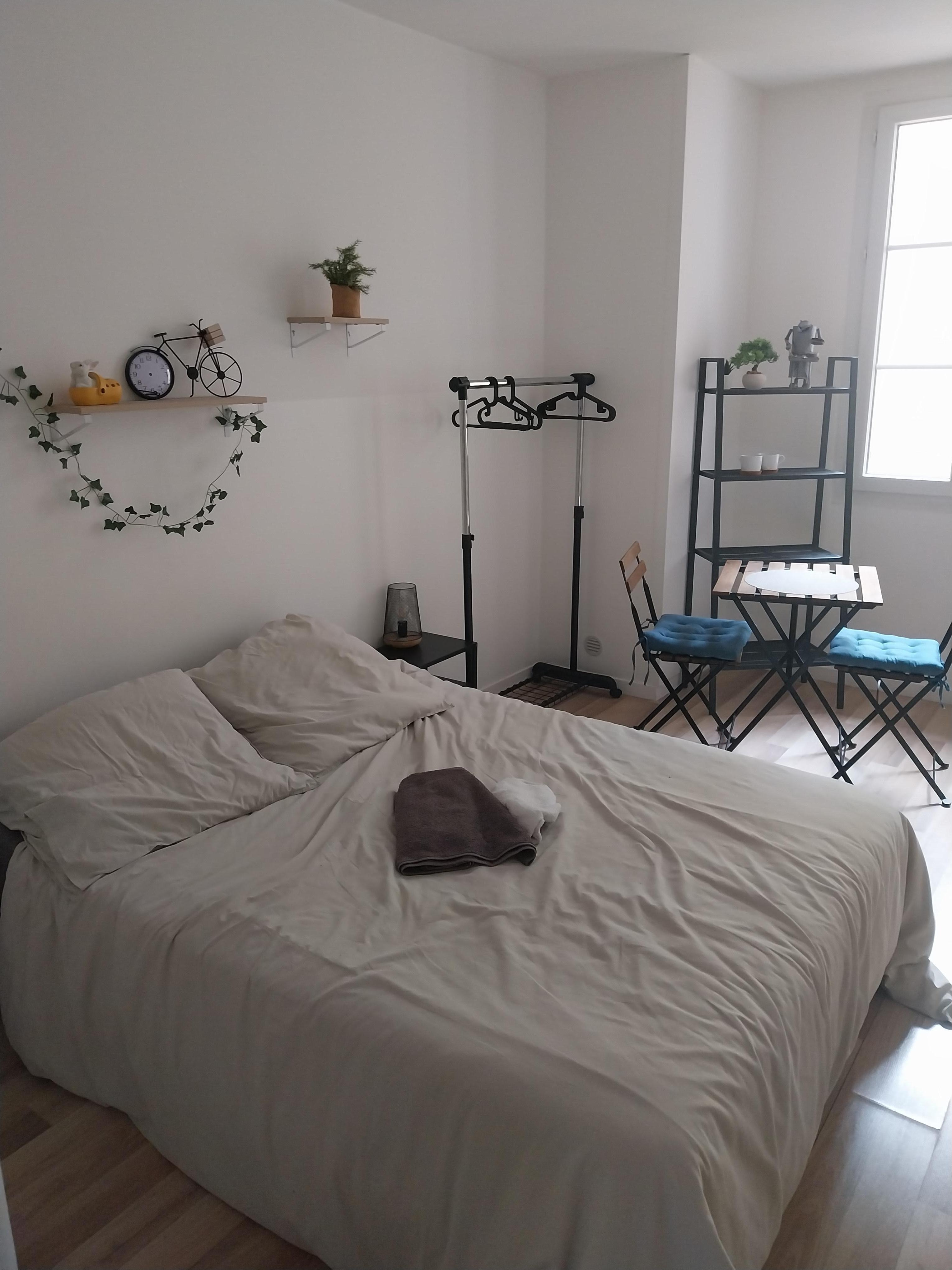 La chambre au calme avec lit double et matelas confortable. 