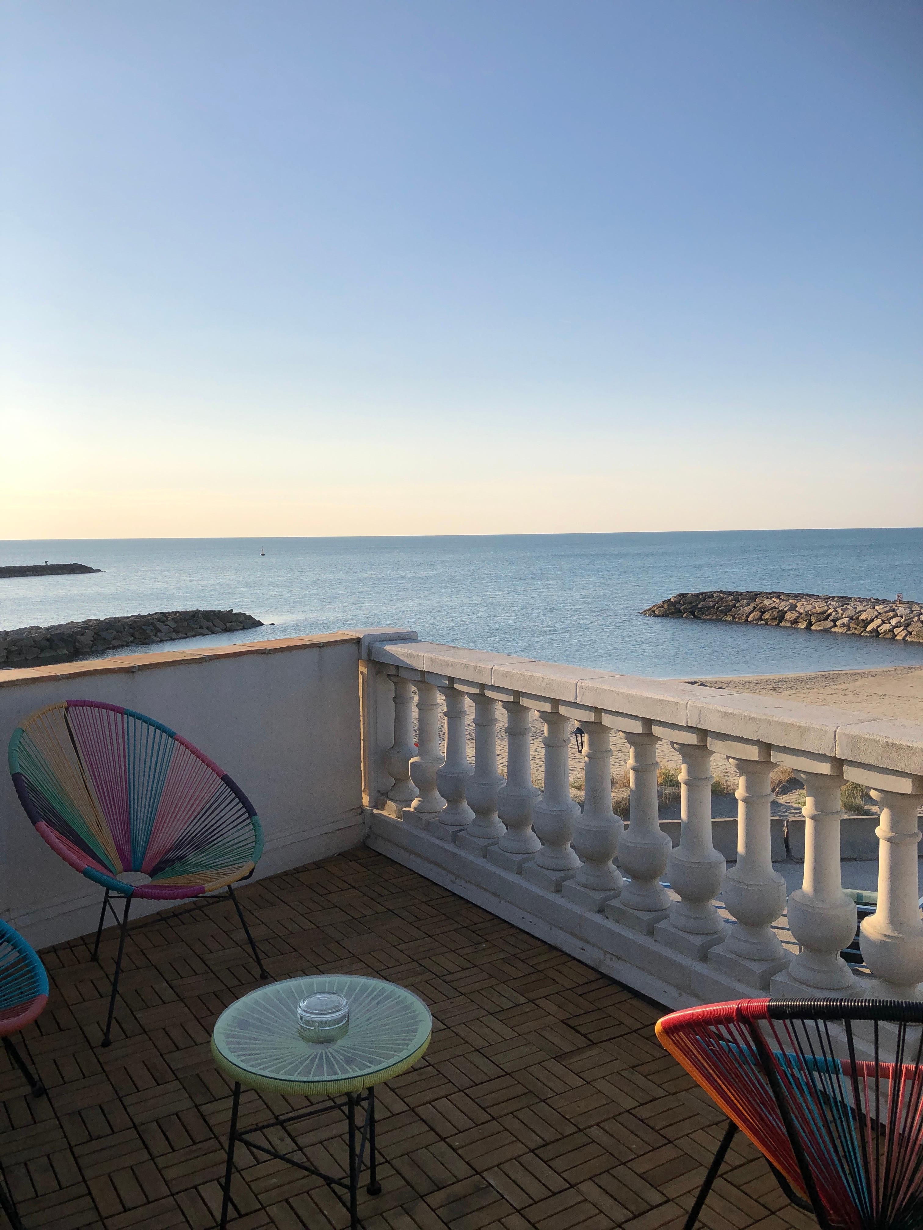 Terrasse mit Blick aufs Meer