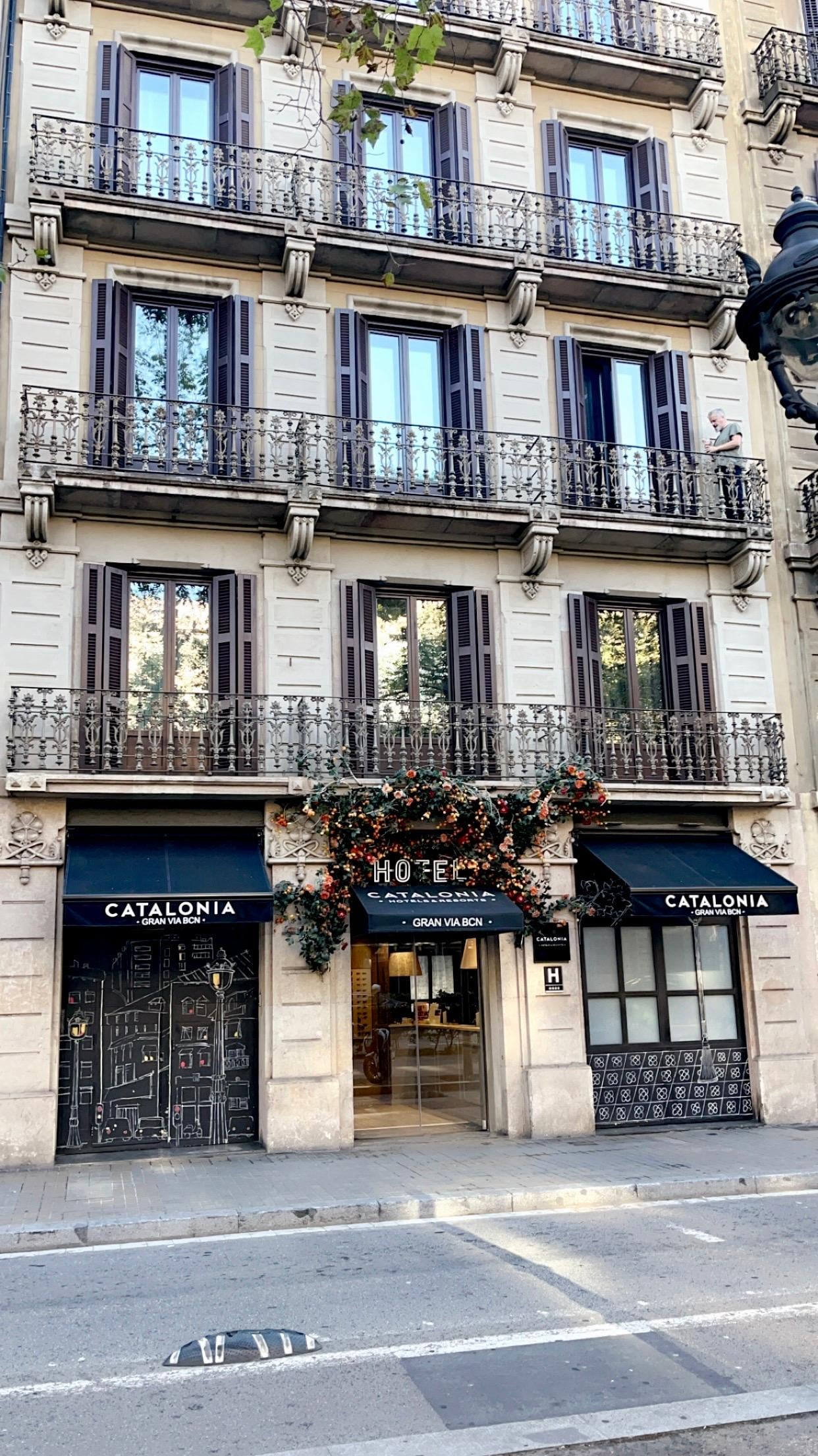 Flott fasade mot Gran Via men godt isolert mot trafikkstøy og veldig rolig ellers også