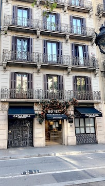 Flott fasade mot Gran Via men godt isolert mot trafikkstøy og veldig rolig ellers også