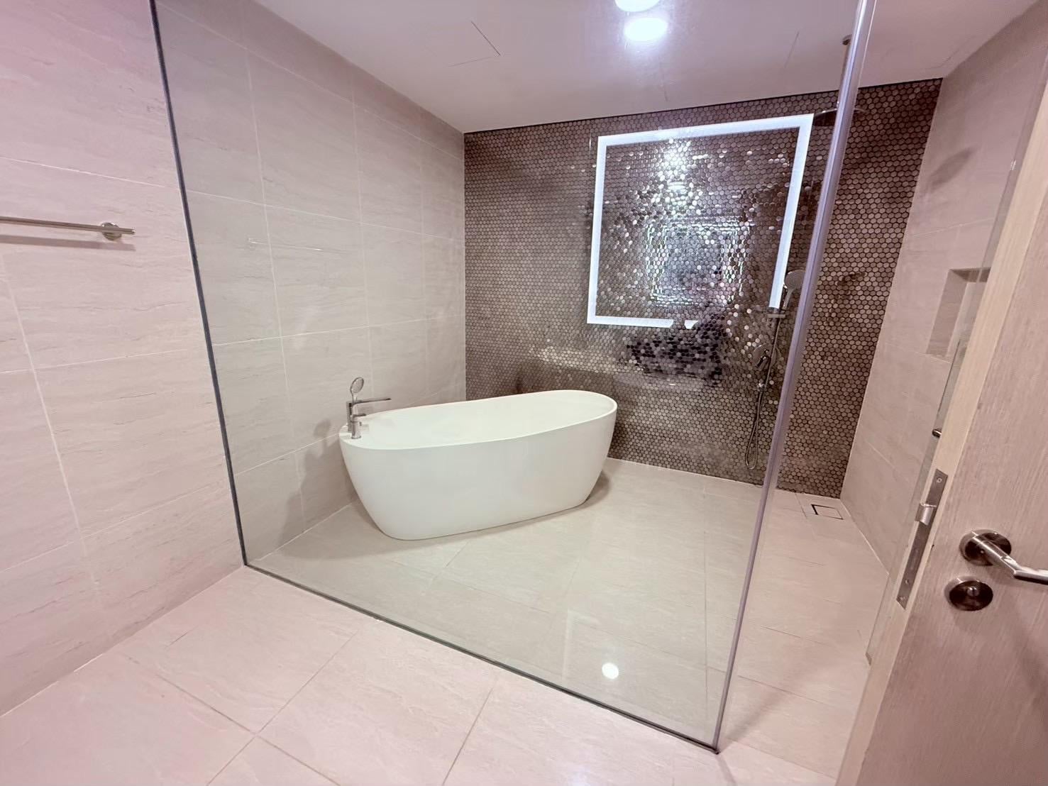 メインベッドルームに付属するバスルーム