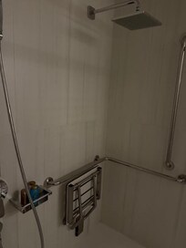 "Handicap-accessible room" - not what I booked. Felt more like a hospital than a 4 start hotel.