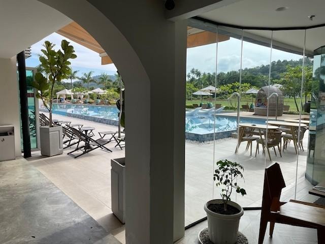 Pool området på hotellet med handdukar, många solstolar. Bra öppettider.