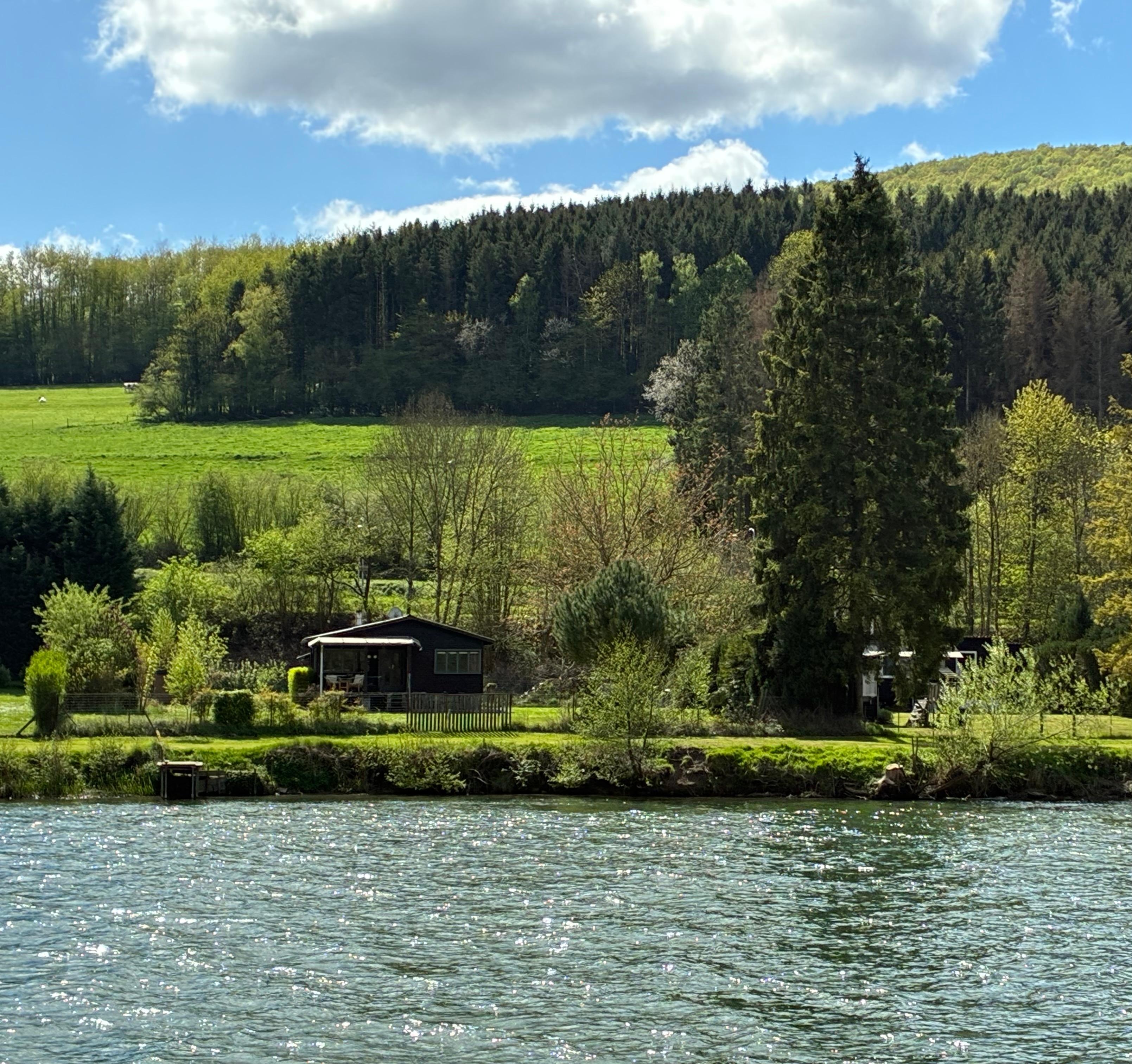 Zicht op het chalet vanaf het fiets/wandelpad langs de Maas. Een aanrader!