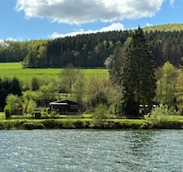 Zicht op het chalet vanaf het fiets/wandelpad langs de Maas. Een aanrader!