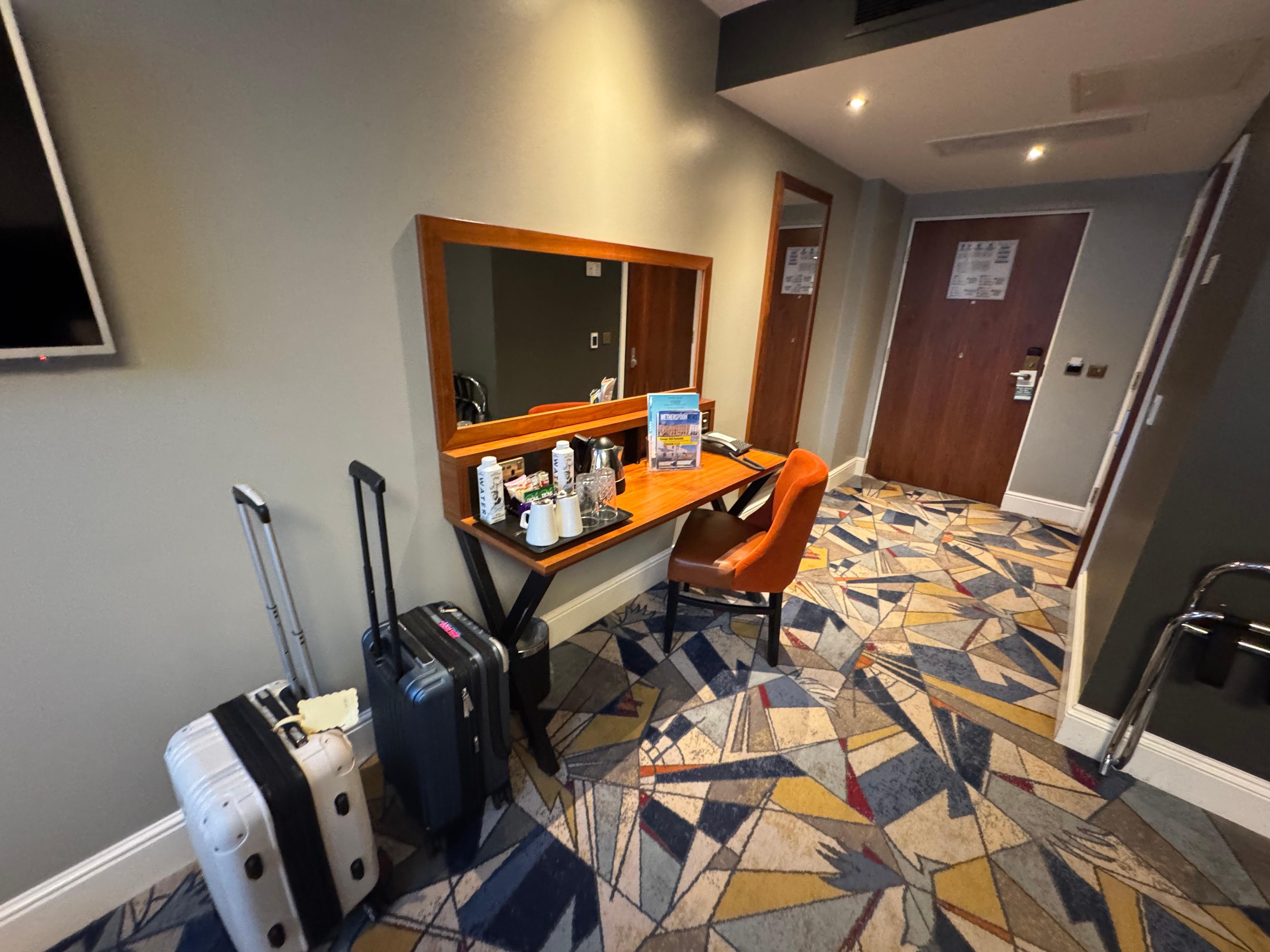 Desk with the amenities 