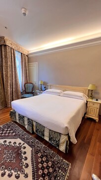 Clean and spacious room (two windows)