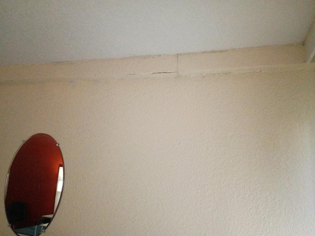 Molding around ceiling