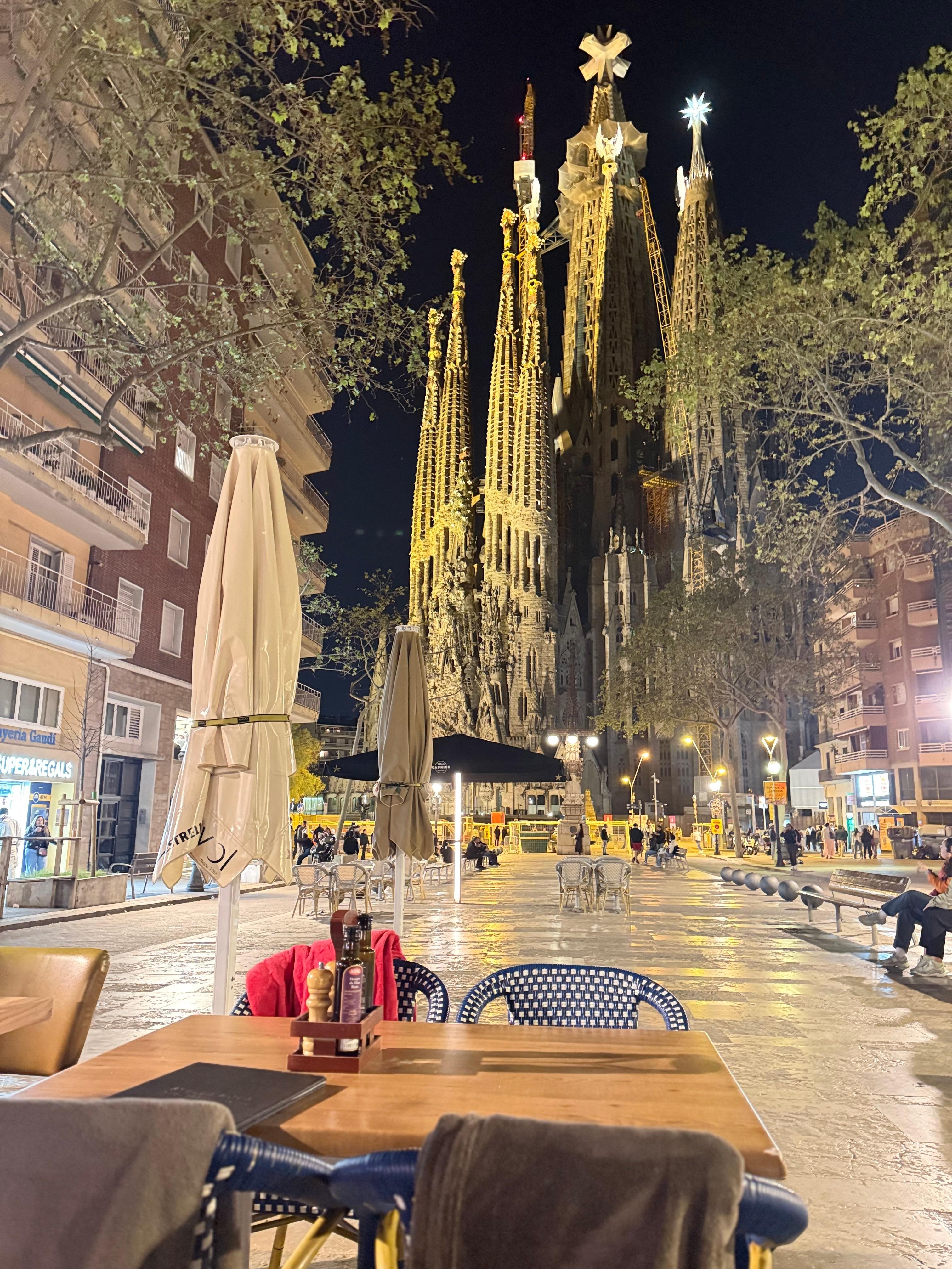 It’s about 3 mins walk to La Sagrada.