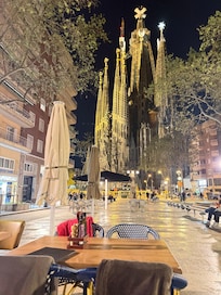 It’s about 3 mins walk to La Sagrada.