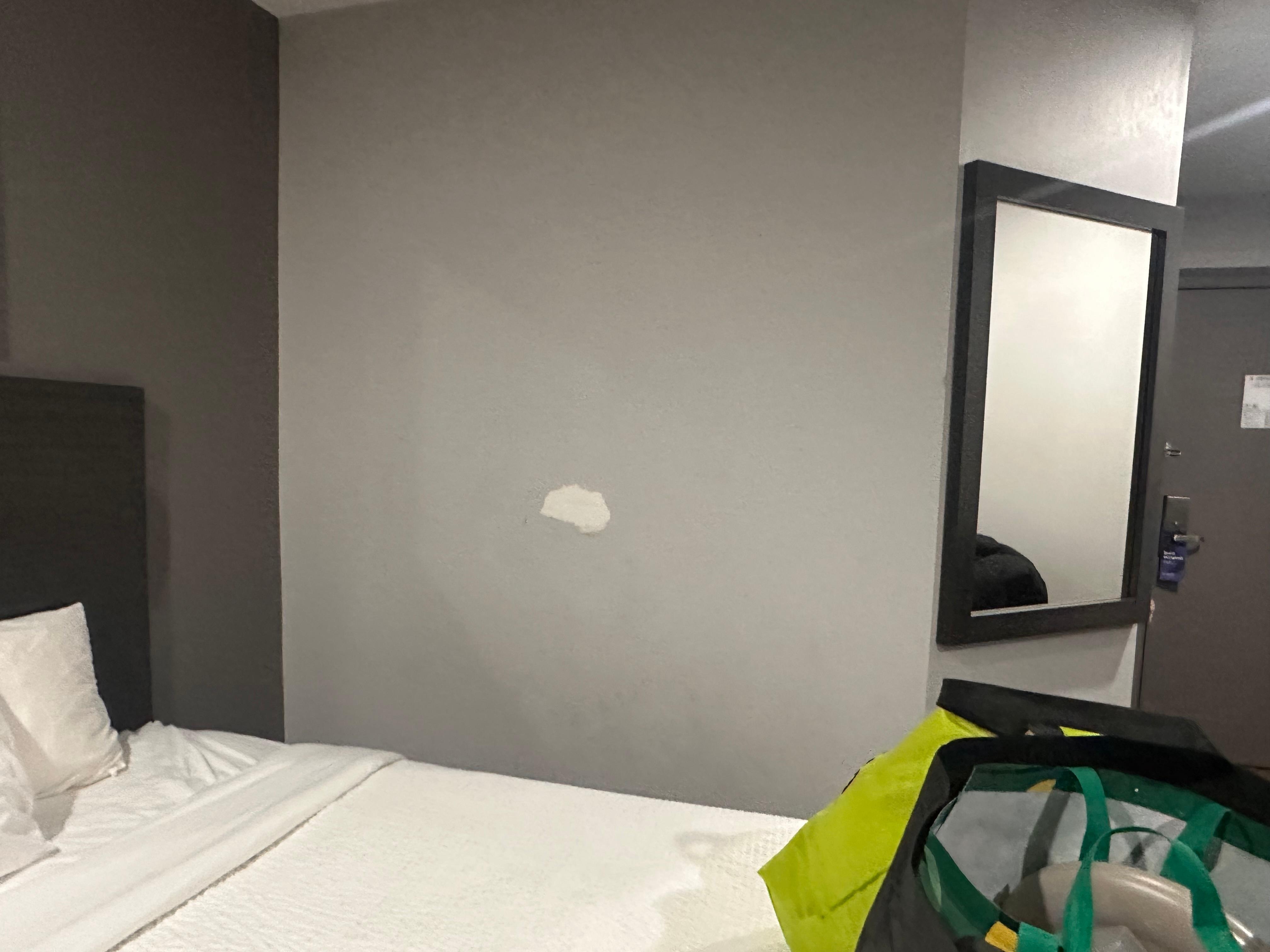 The walls in the rooms are garbage 