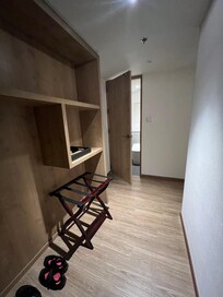 ドアを入ると荷物置き場。正面がトイレ