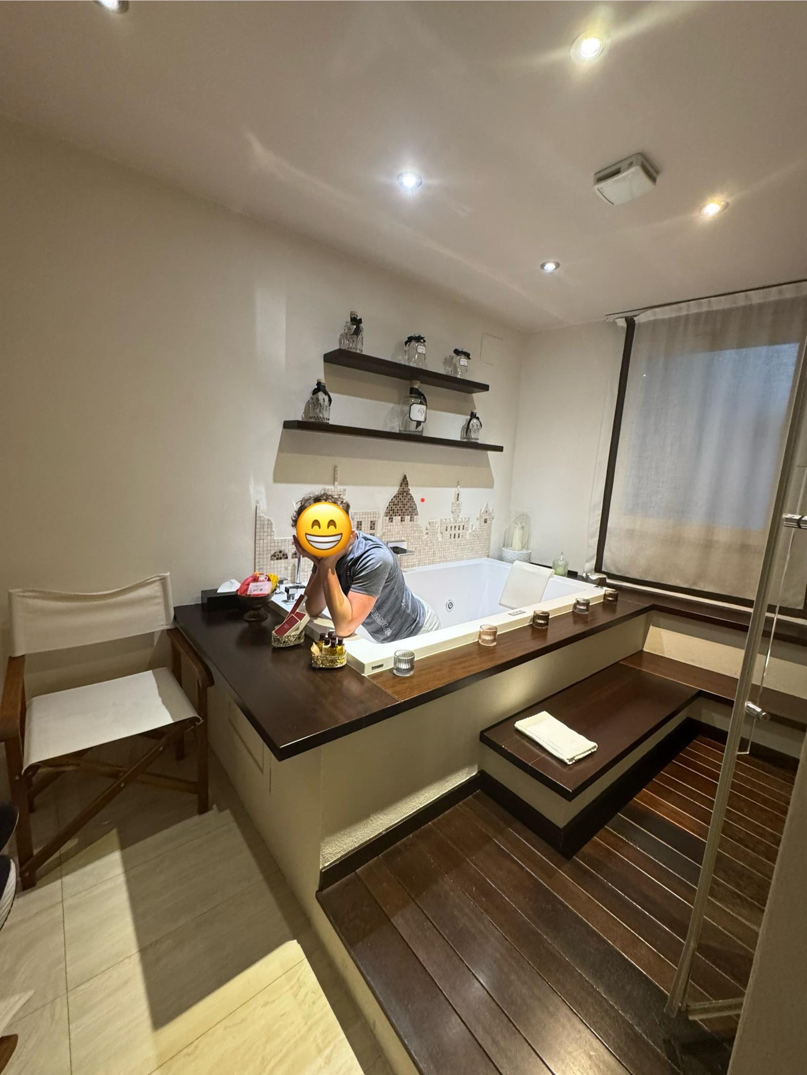Look at that bathtub!