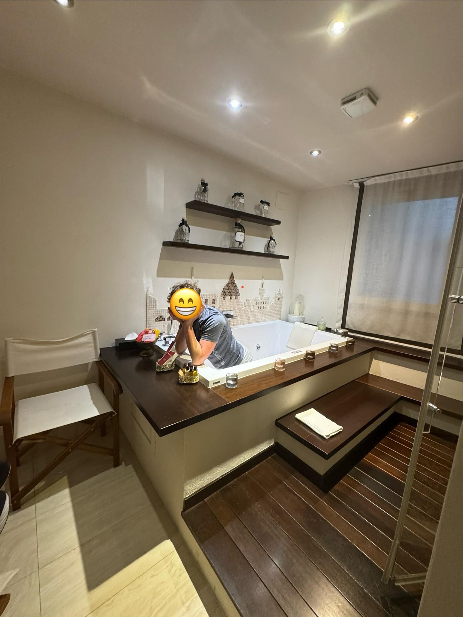Look at that bathtub!