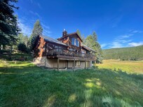 Beautiful stunning cabin.