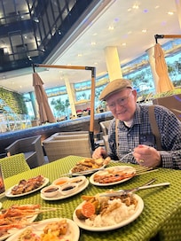 Perfect Dinner next to the pool with great service from the hotel staff.