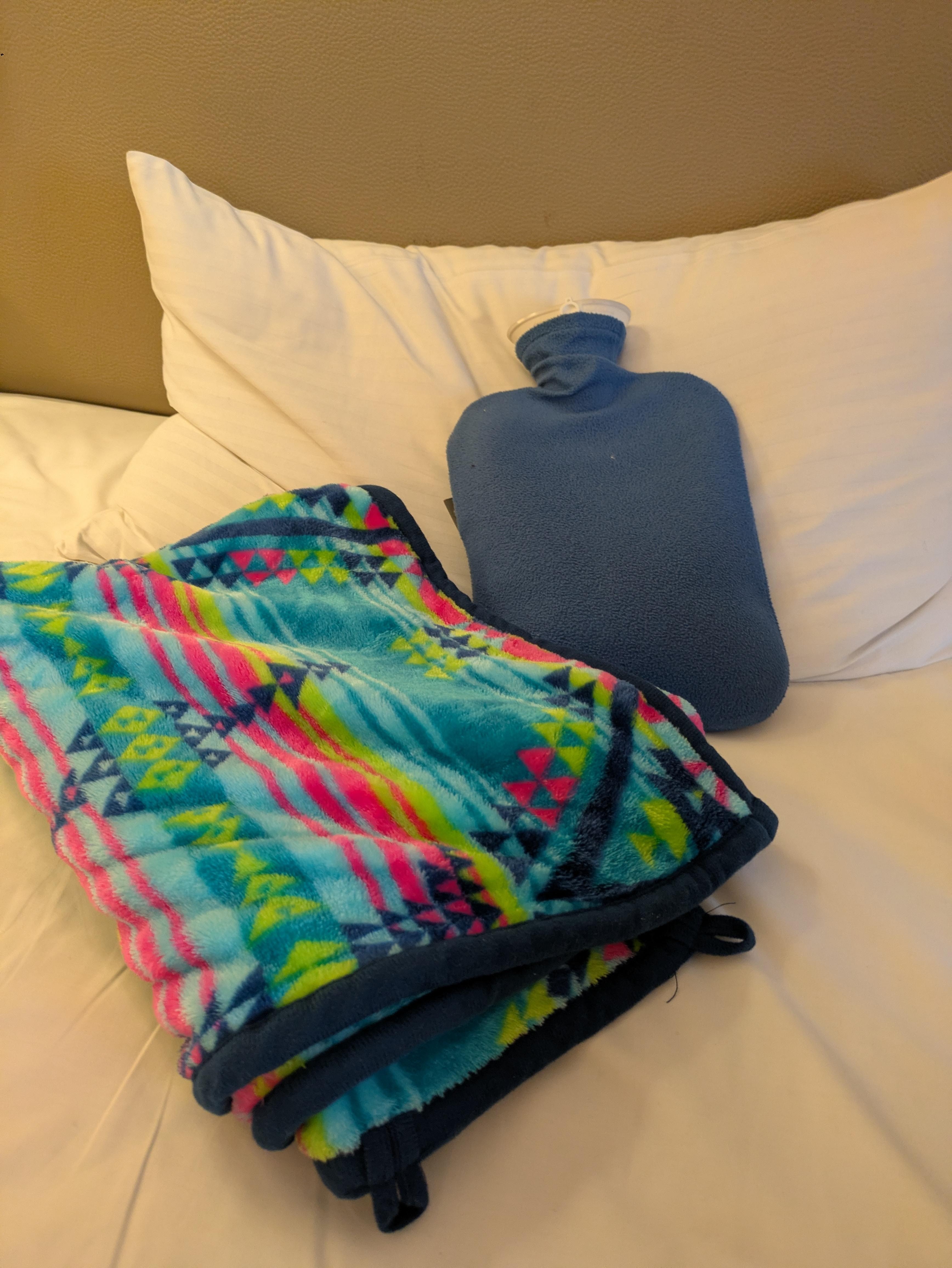 自前の湯たんぽと機内用ハーフケットをフル活用