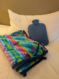 自前の湯たんぽと機内用ハーフケットをフル活用