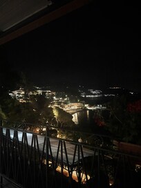 Blick zur Bucht nachts nach links