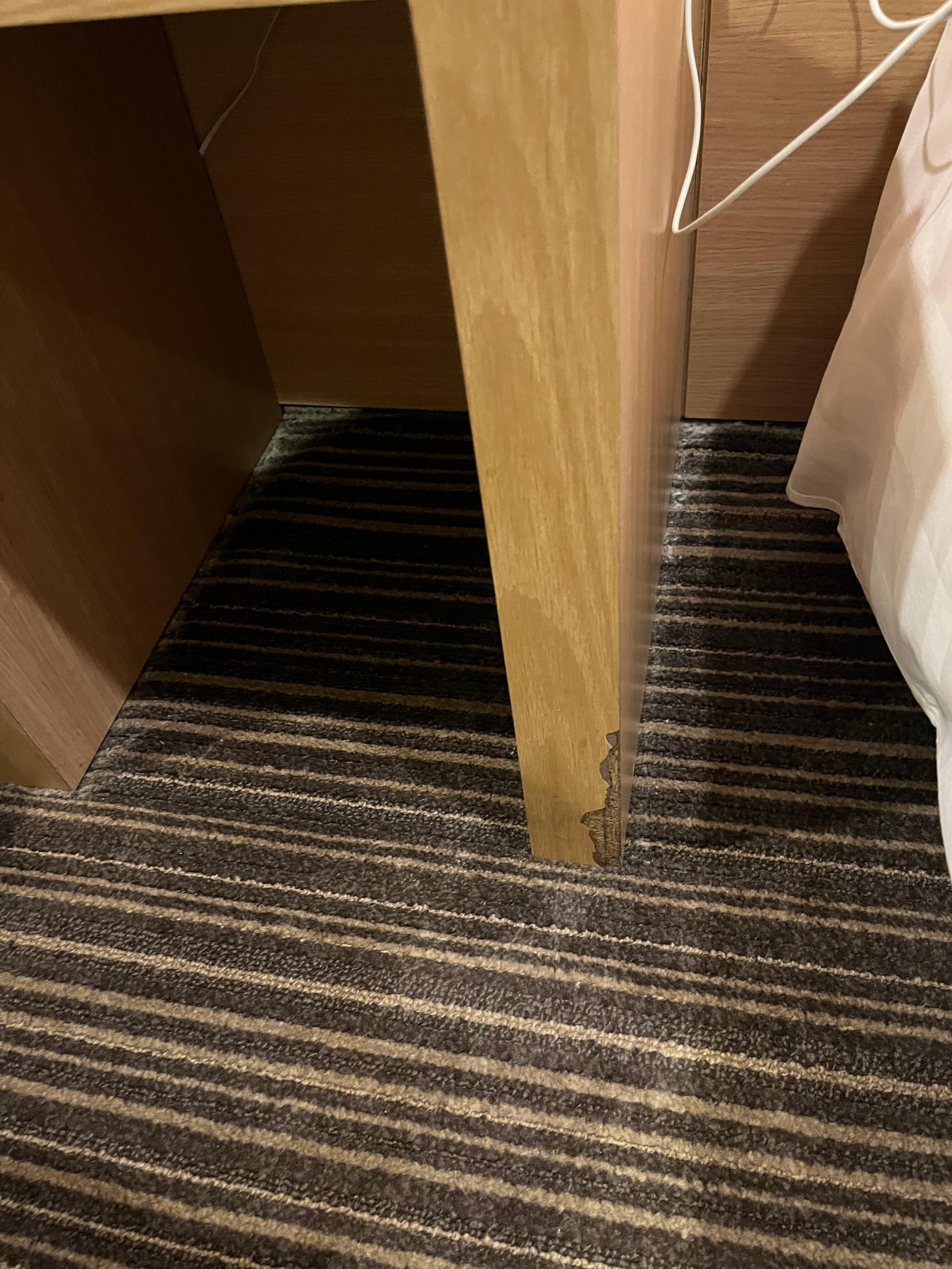 Mobiletti completamente rovinati in camera