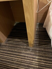 Mobiletti completamente rovinati in camera