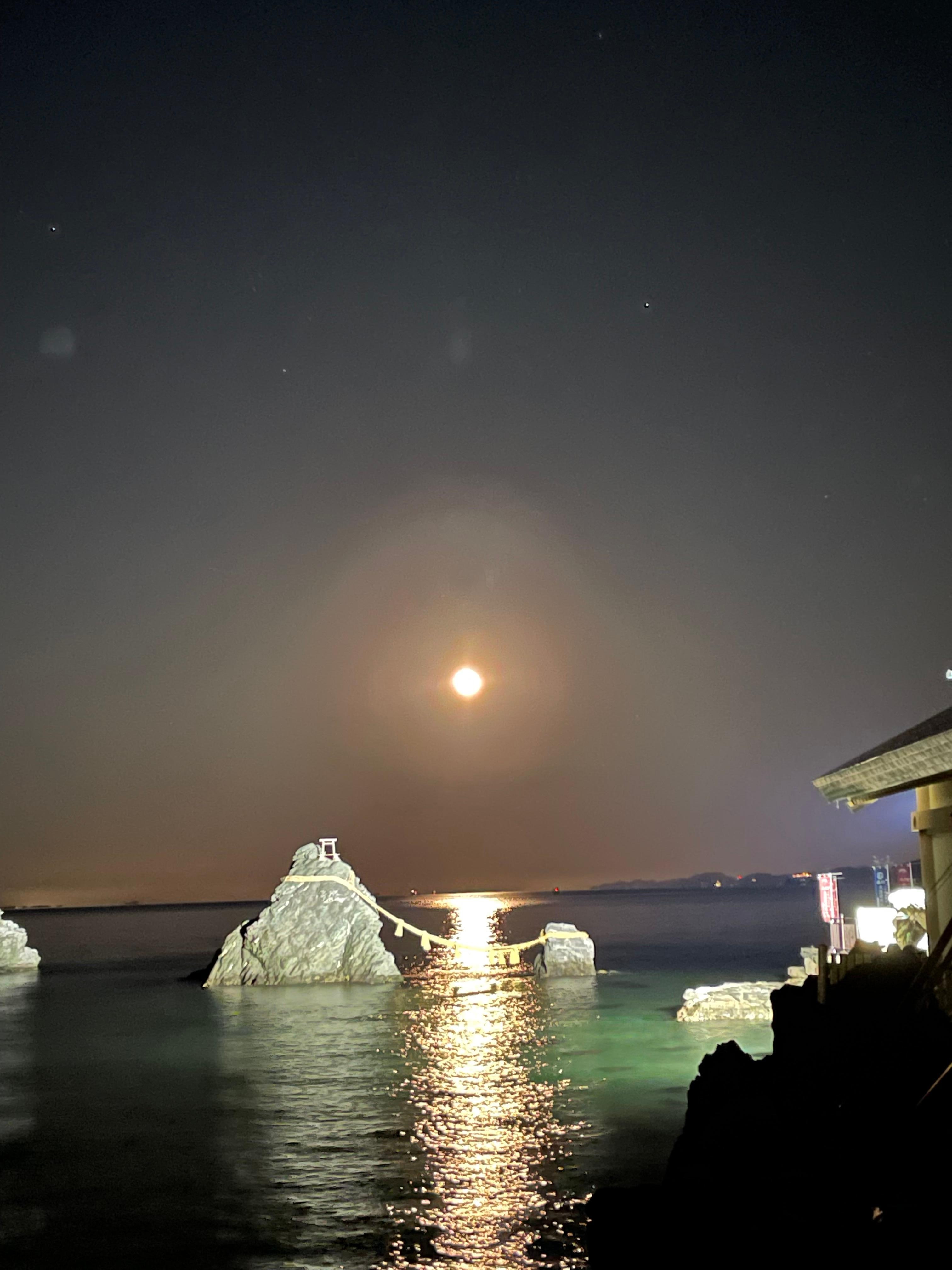 冬至の頃、夫婦岩の間から月が登るときき、夜に参拝。十六夜だったのでいい感じ