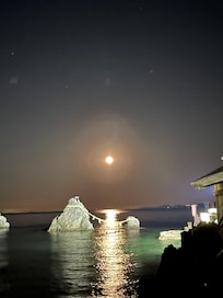 冬至の頃、夫婦岩の間から月が登るときき、夜に参拝。十六夜だったのでいい感じ