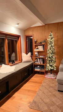 Beautiful Christmas tree and a cozy bay window seat with binoculars to watch the whales in May-Sep