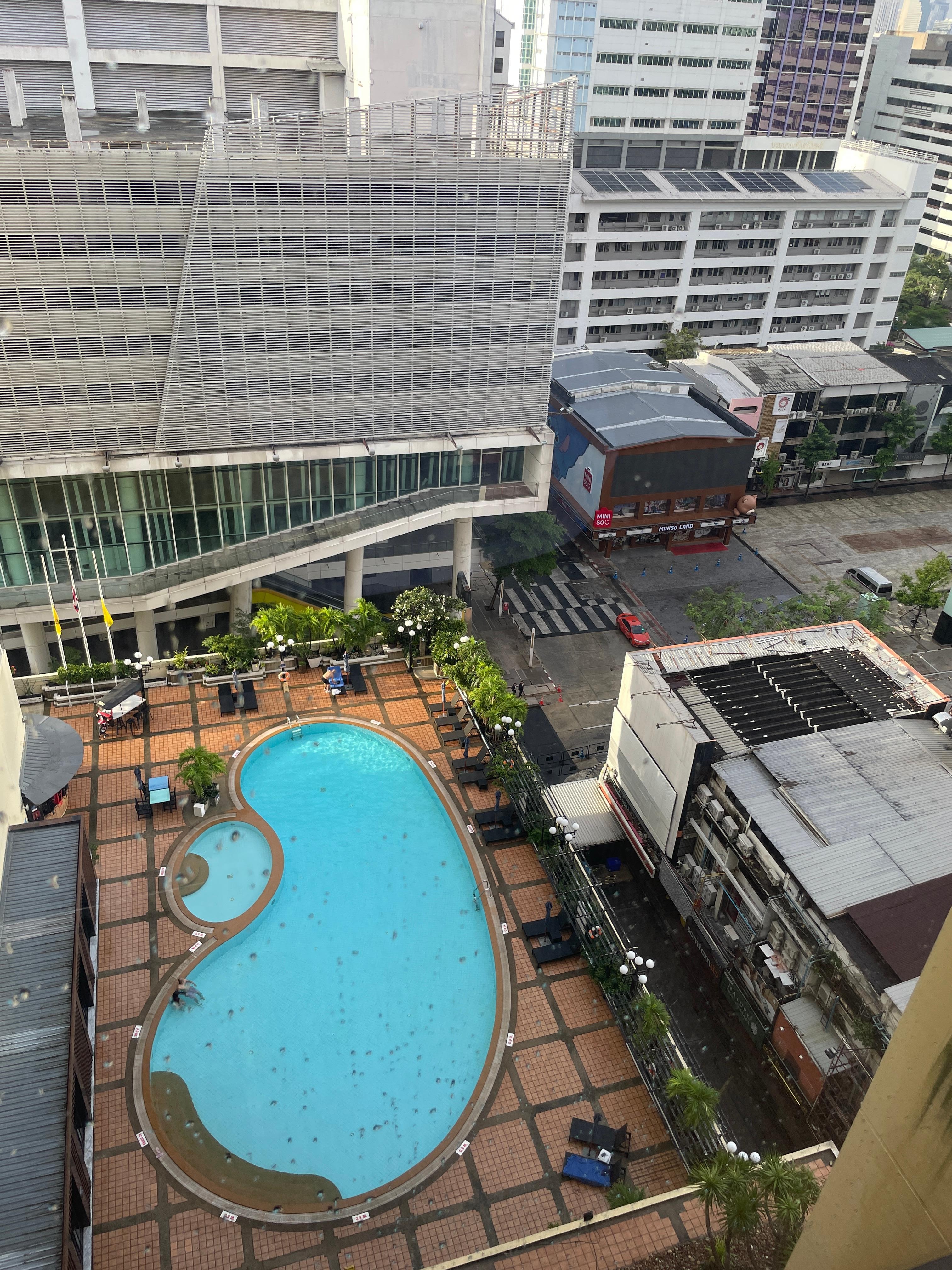 水深1.5ｍと子供用プールあり