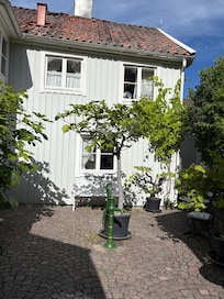 Innegården med fikonträd och vindruvor