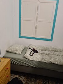 Single bed was very comfy, and bedding was clean ! 👍