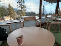 エントランスから入って奥にカフェコーナーでコーヒーを