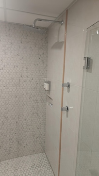 Baños limpios y amplios, siempre con jabón y shampoo.