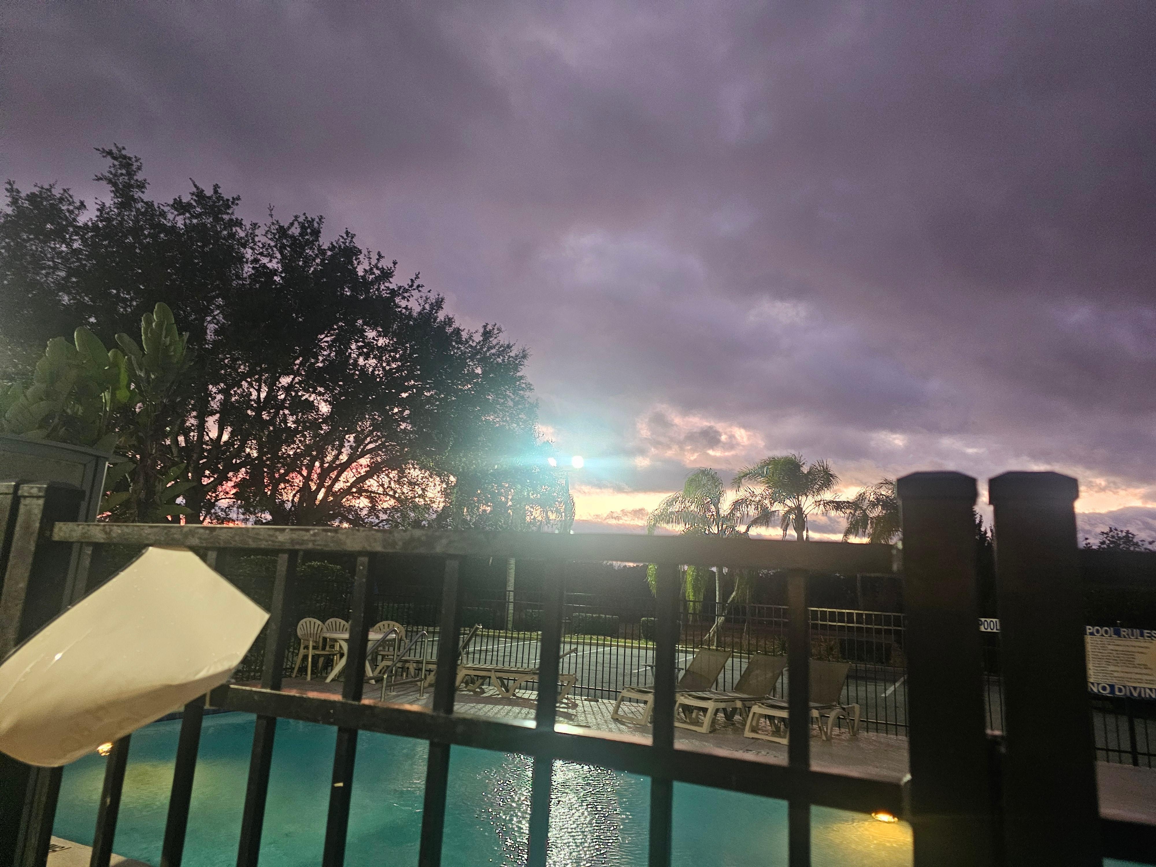 View of the pool & jacuzzi area. 
