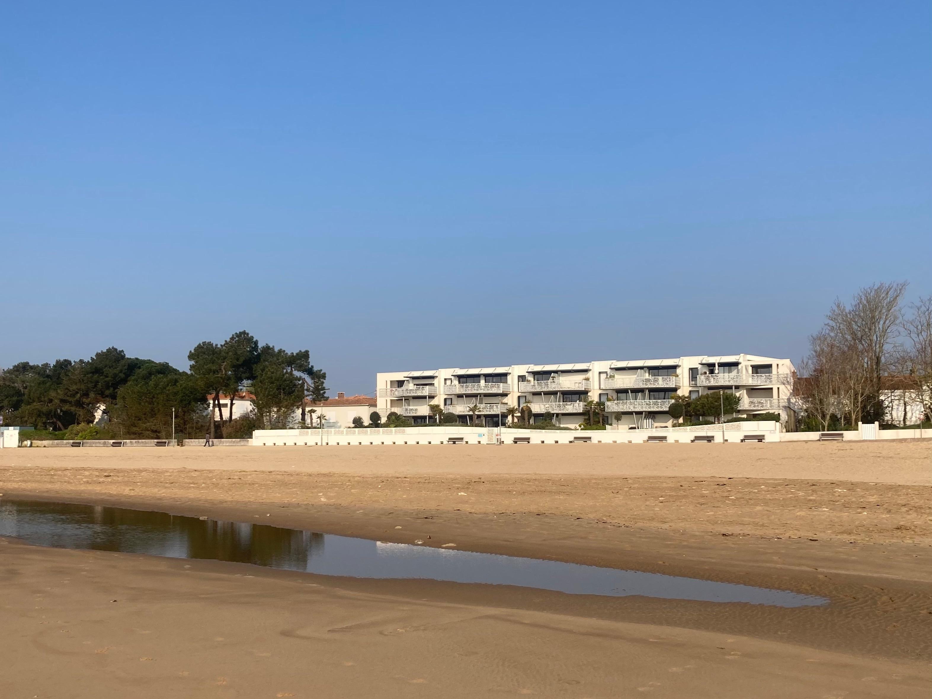 L'appartement ne donne pas sur la mer mais la résidence oui.