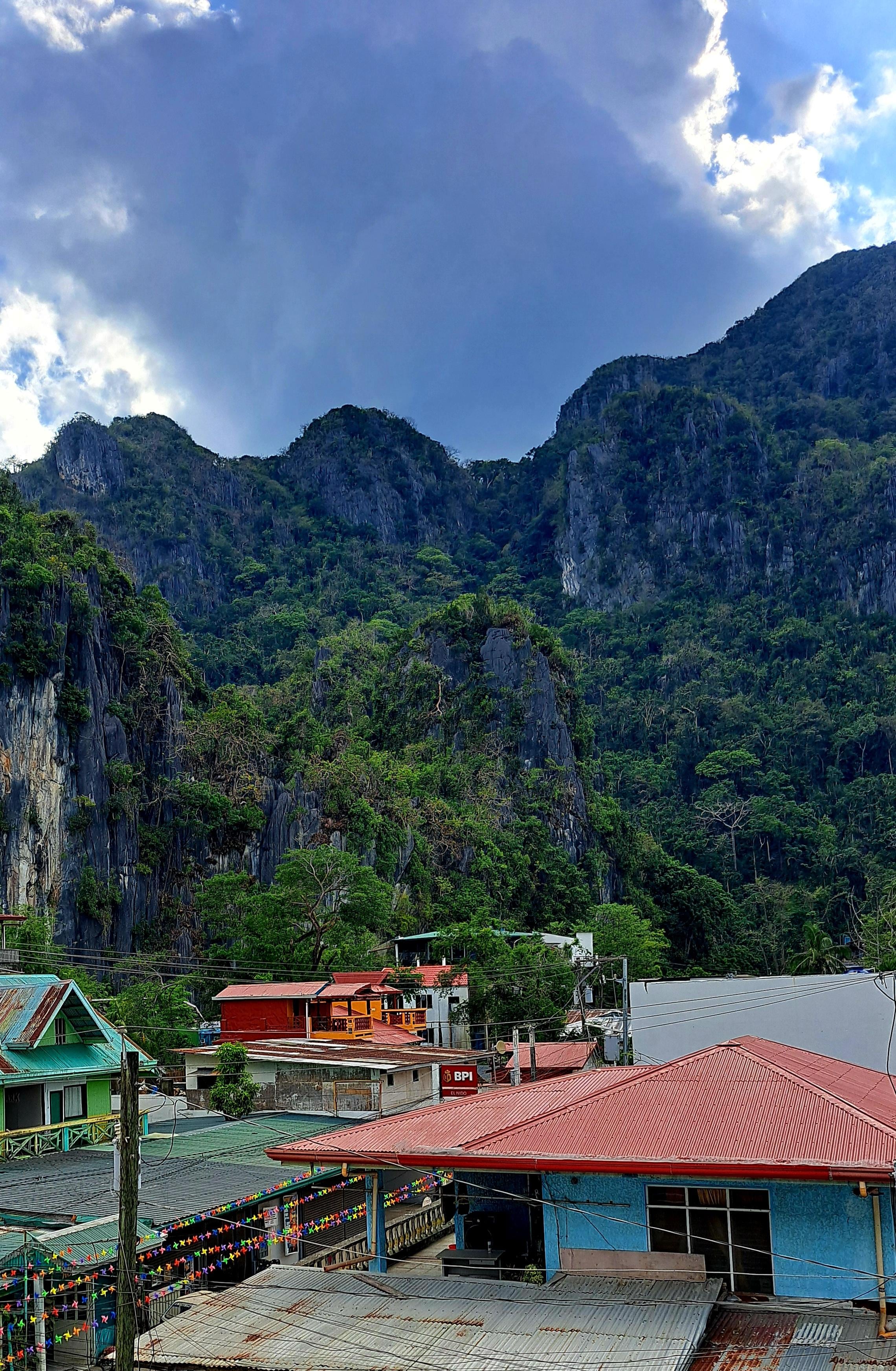 Näkymä 3. kerroksen huoneesta kattojen yli vuorille