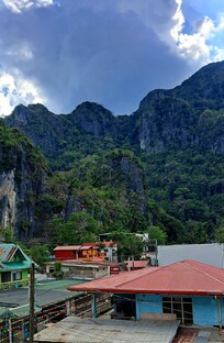 Näkymä 3. kerroksen huoneesta kattojen yli vuorille