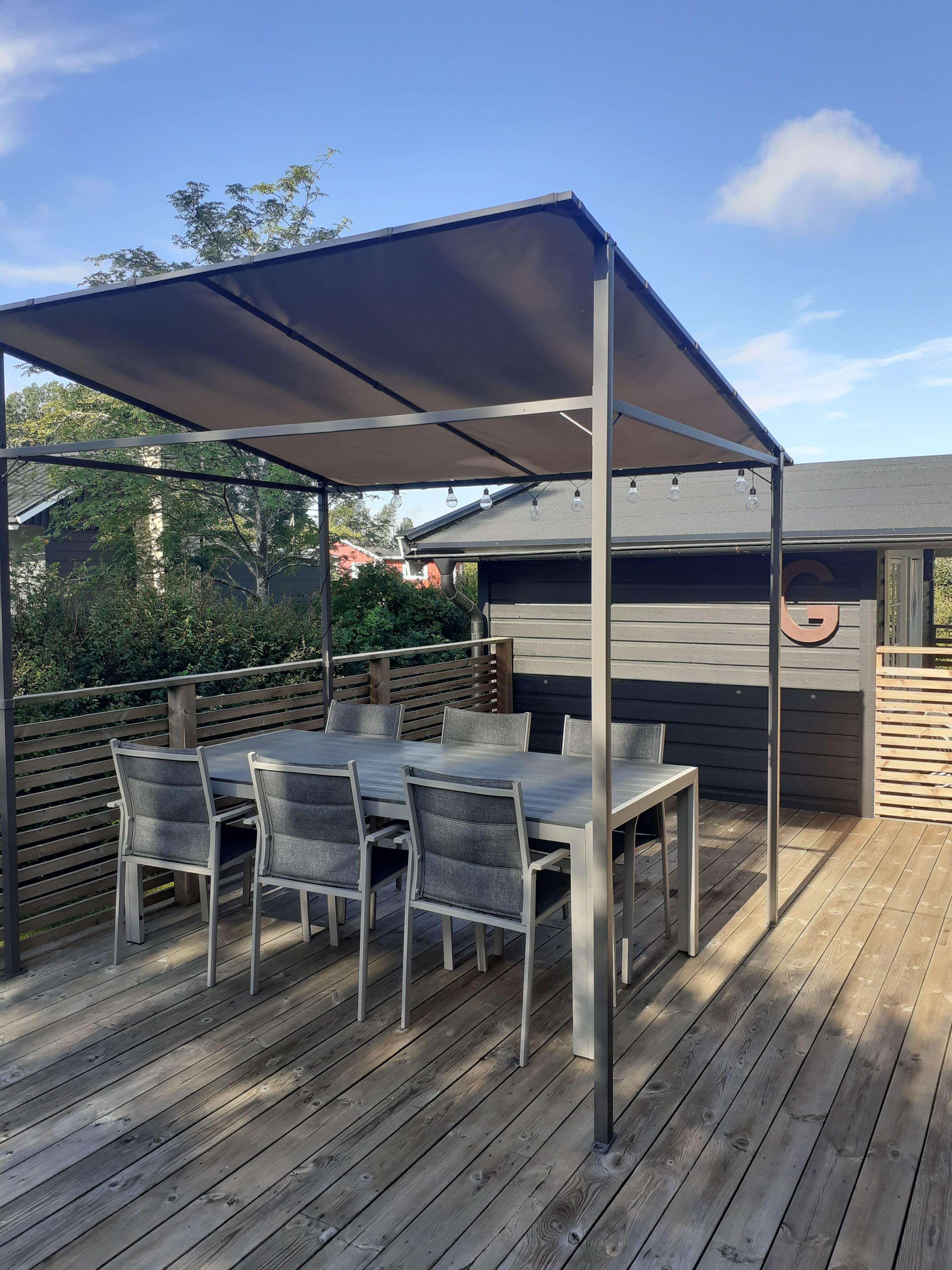 Schöne Terrasse mit Esstisch