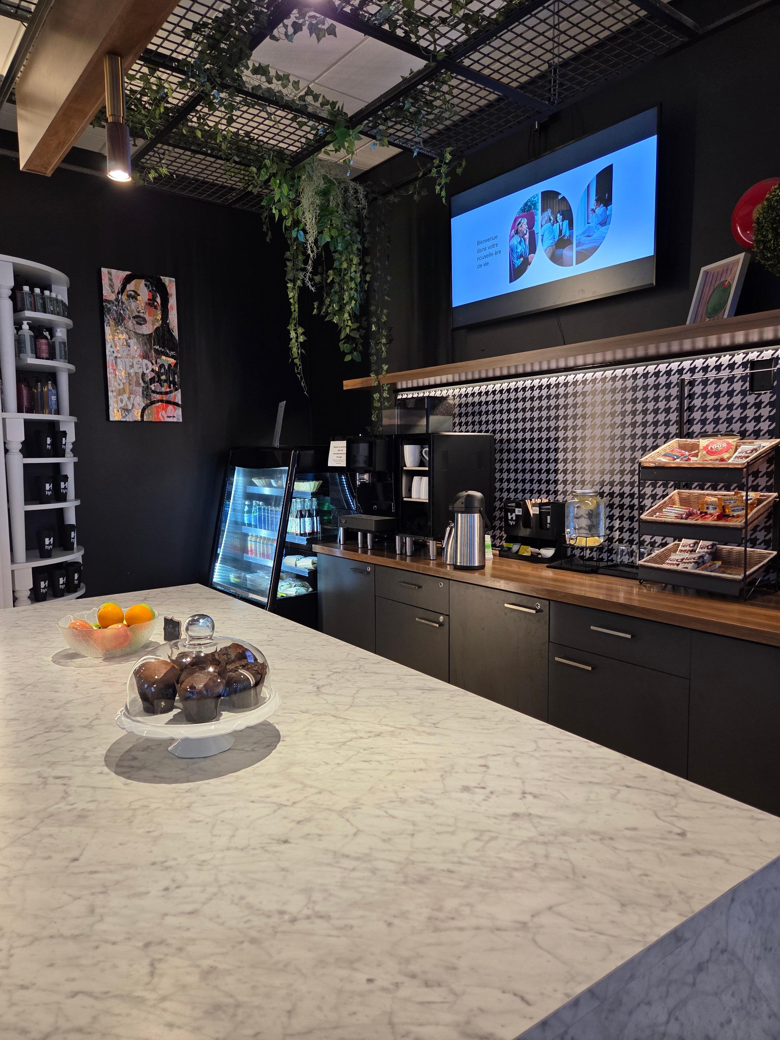 Petit bistro café dans le hall d'entrée