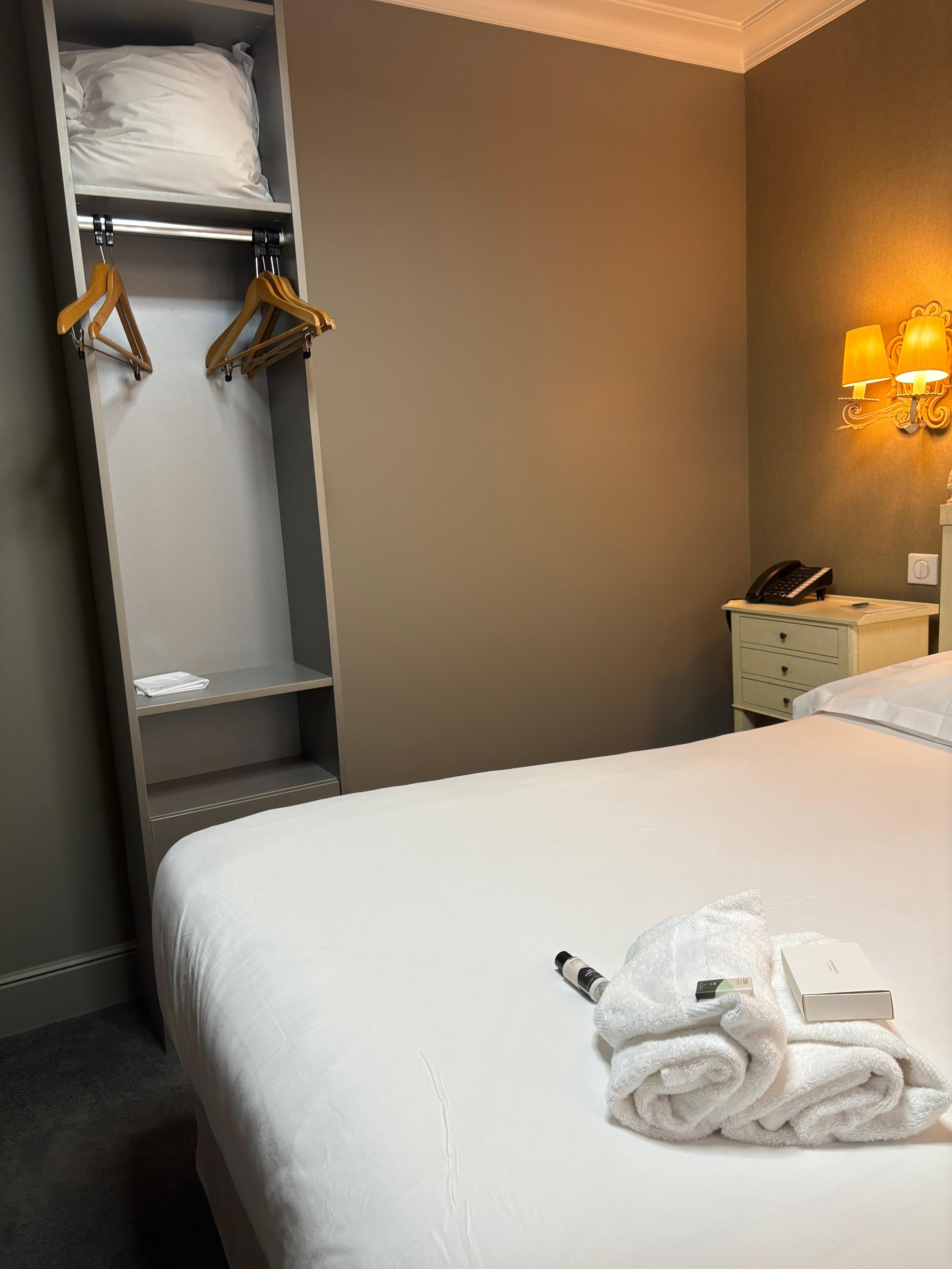 Non-deluxe small room