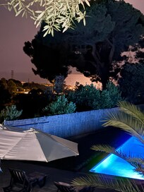 Pool mit Blick aufs Meer