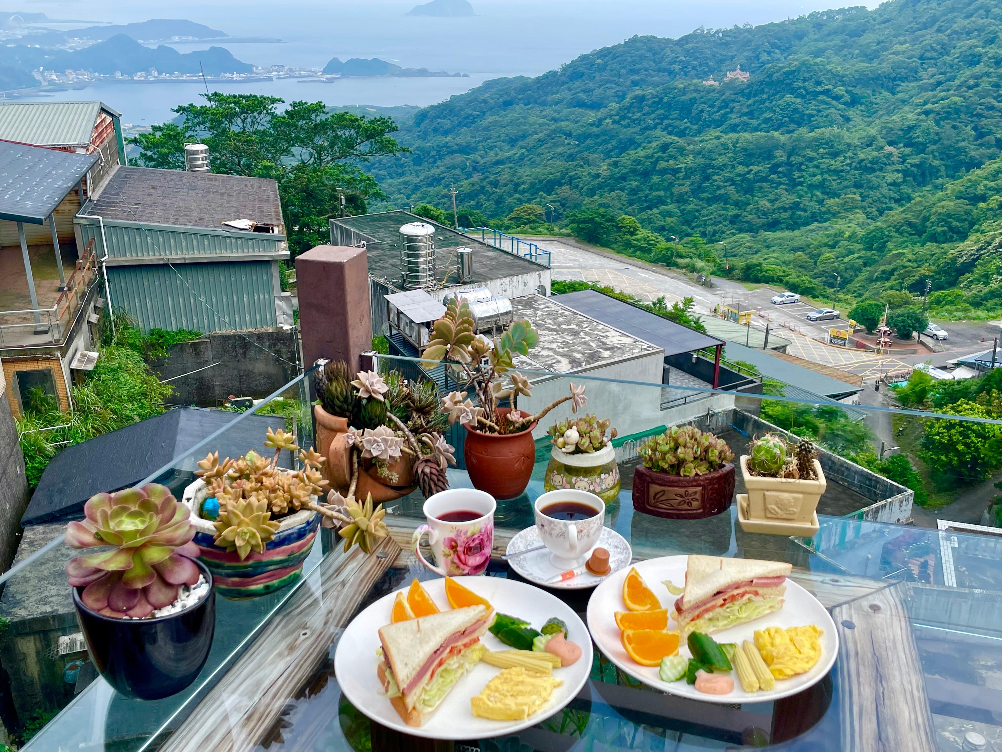 朝食時のテラス席にて