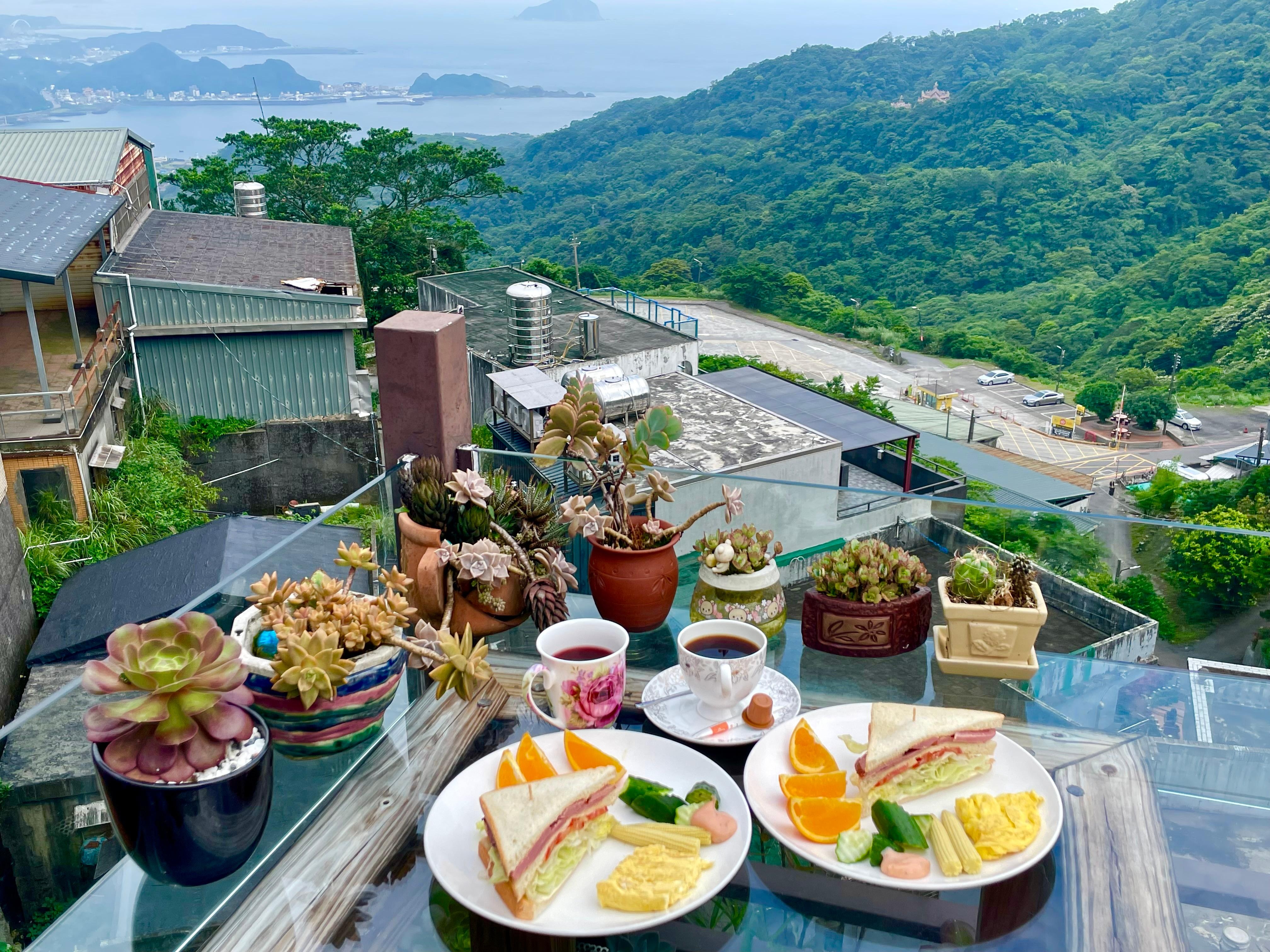 朝食時のテラス席にて