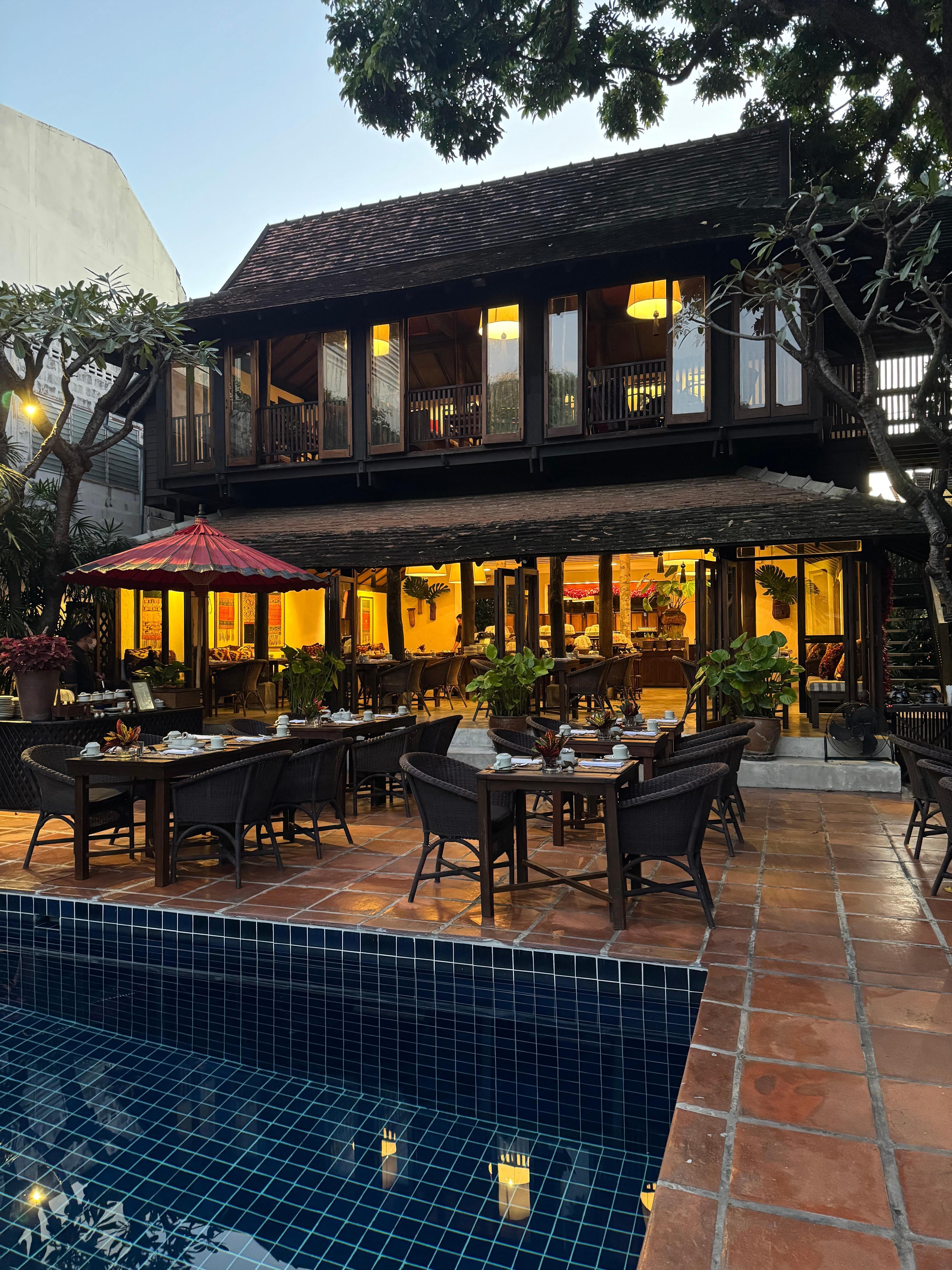 Picture of the restaurant at 6 AM. 