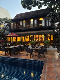 Picture of the restaurant at 6 AM.